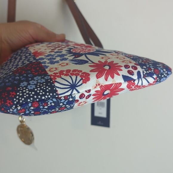 NWT Tommy Hiflinger Cottage Floral Crossbody Athleisure Bag With Charm - Picture 12 of 13